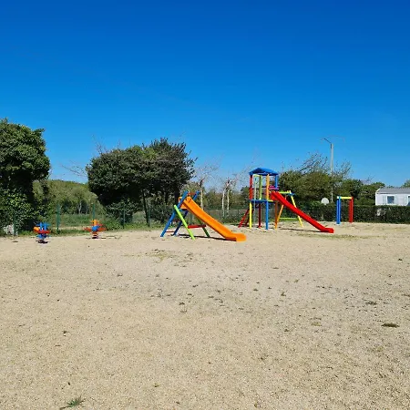 36 Camping Les Prairies Du Lac Apremont (Vendee)